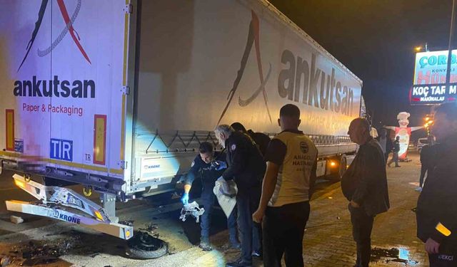 Park halindeki tıra çarpan motosikletli genç kazada hayatını kaybetti