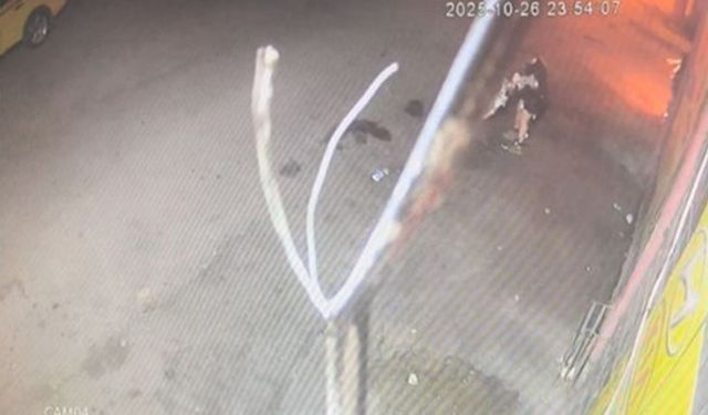 Patlama sonrası alevler içinde kalan 2 kişinin koşuşturması güvenlik kamerasında