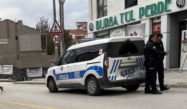Polis aracına çarpıp kaçtı
