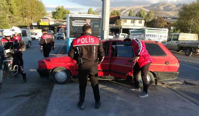 Polisin "dur" ihtarına uymadı, kaçarken kaza yaptı