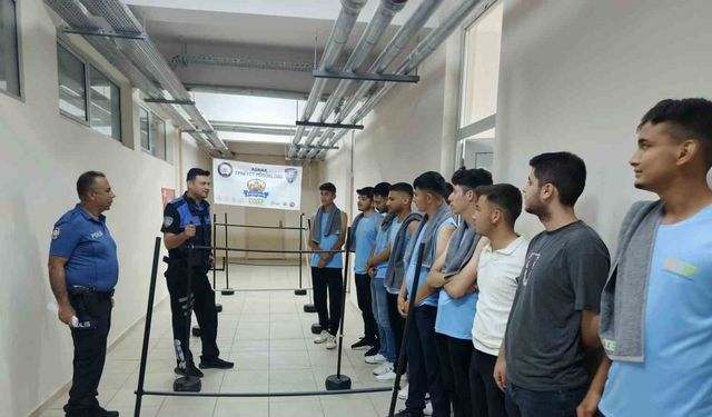 Polisin eğitim verdiği gençler astsubaylığı kazandı
