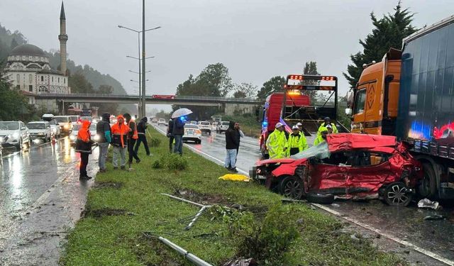 Otomobil tırın dorsesine çarptı, 3 kişi hayatını kaybetti