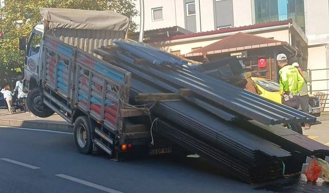 Rize’de seyir halindeki kamyon şaha kalktı