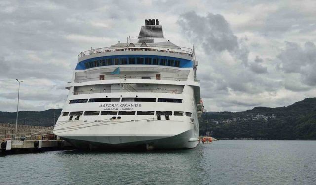 Rus turistleri taşıyan dev gemiye yoğun bakım