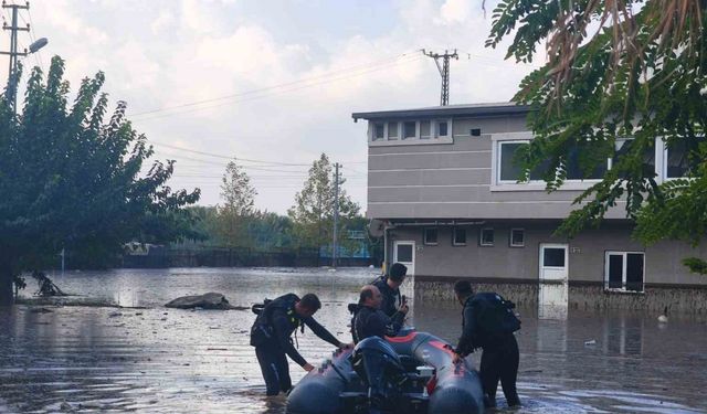 Sağanak yağışla evlerinde mahsur kalan vatandaşlar botla kurtarıldı