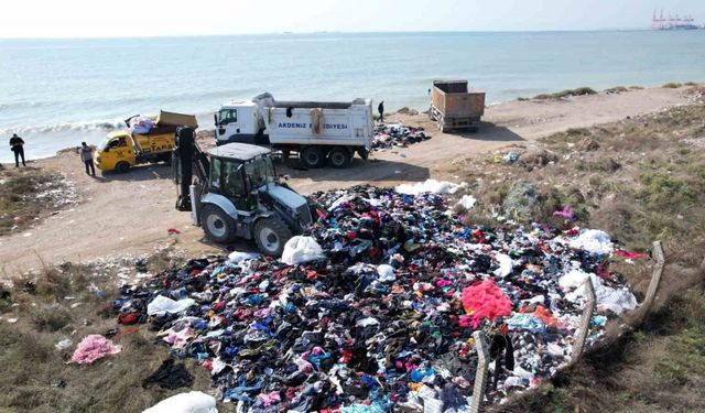 Sahile tonlarca tekstil atığının dökülme anı kamerada: Araç ve firma tespit edildi