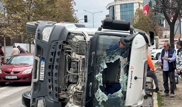 Sancaktepe’de beton mikseri devrildi: 1 yaralı