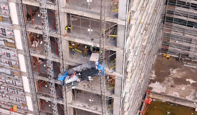 Şantiyede yük asansörünün halatı koptu: 2 yaralı