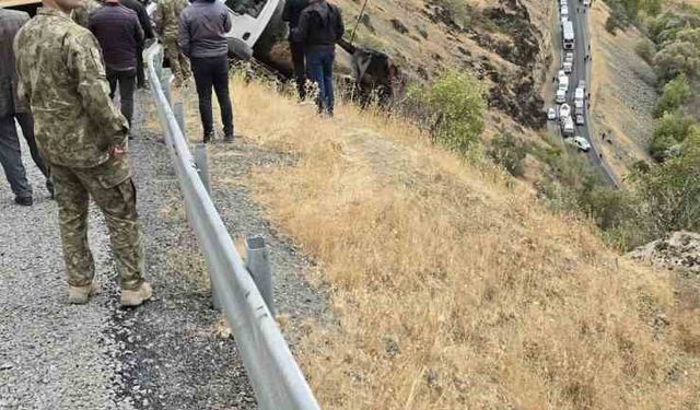 Şemdinli’de uçuruma düşen kamyonu askeri vinç kurtardı
