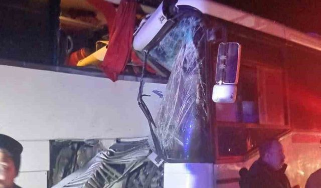 Servis otobüsü yolcu otobüsüne çarptı: 13 yaralı