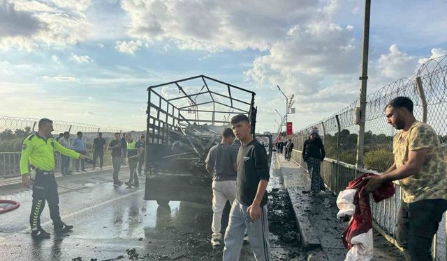 Seyir halindeki kamyonet alev aldı: Ensesinde sıcaklık hissedince, 3 kişinin hayatı kurtuldu