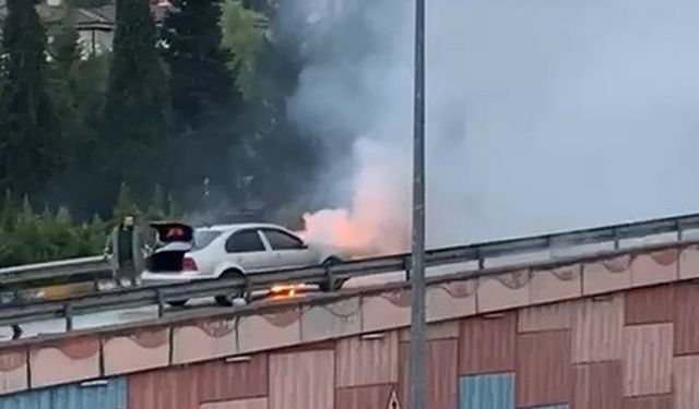 Seyir halindeki otomobilin motor kısmı alev aldı