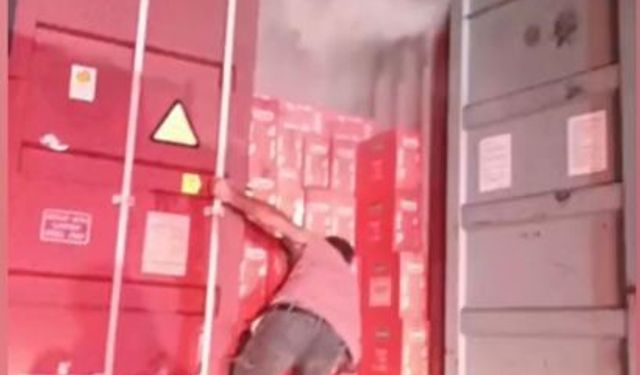 Seyir halindeki tır alev aldı: Makarnaları dorseden atarak kurtarmaya çalıştı