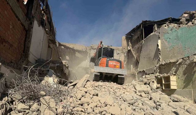 Siirt’te metruk bina kontrollü şekilde yıkıldı