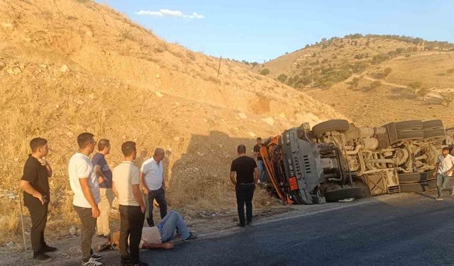 Siirt’te virajı alamayan tır devrildi: 1 yaralı