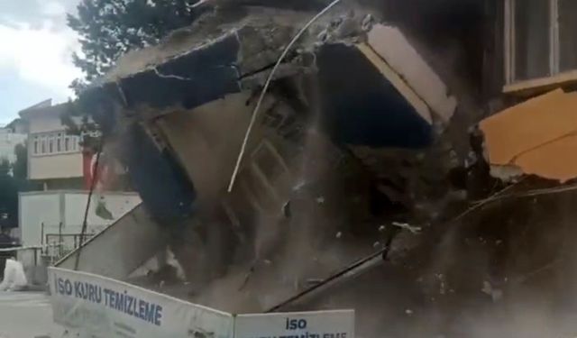 Sındırgı’da depremde hasar gören bina kendiliğinden yıkıldı