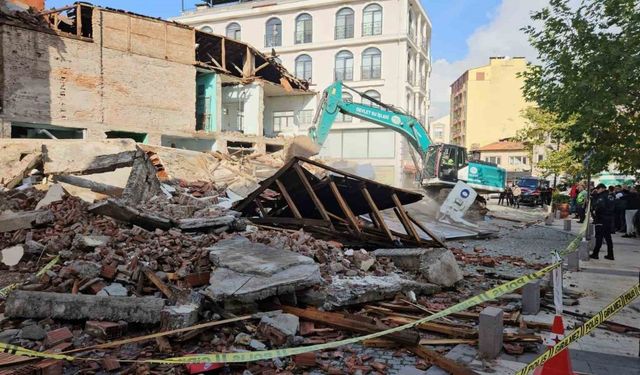 Sındırgı’da yıkılan binaların enkazı kaldırılıyor