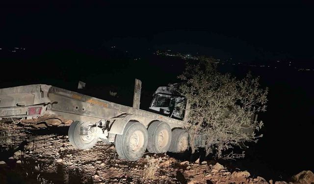 Şırnak’ta tır şarampole yuvarlandı: 1 ölü