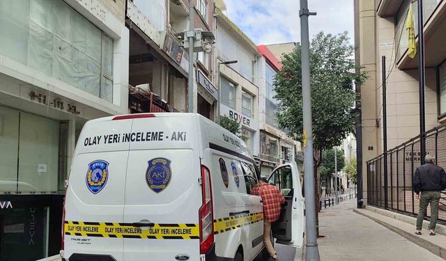 Şişli’de 4 katlı binada çıkan yangında 1 kişi yanarak hayatını kaybetti