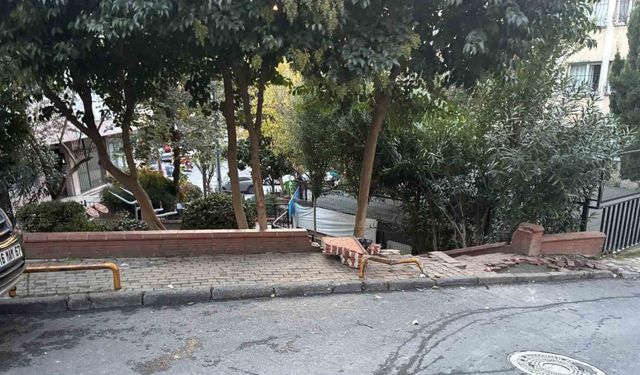 Şişli’de kontrolden çıkan otomobil duvara çarptı