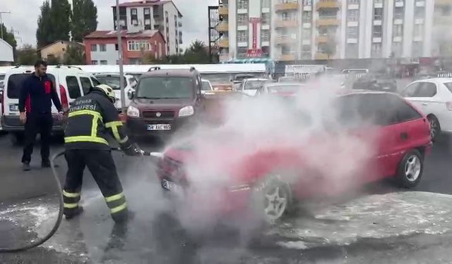Sivas’ta park halindeki otomobilde çıkan yangın, paniğe neden oldu