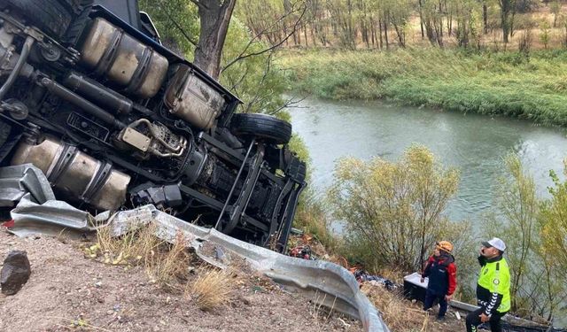 Sivas’ta sebze yüklü tır devrildi: Sürücü 2 saatlik çalışmayla kurtarıldı
