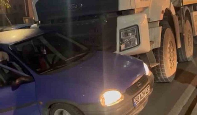 Sivas’ta seyir halindeki kamyon otomobile çarptı