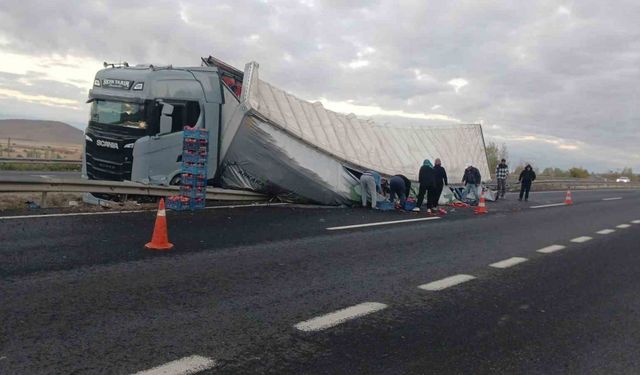 Sivrihisar’da sebze yüklü tır devrildi