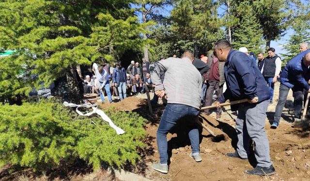 Sobadan zehirlenen anne ve kızı son yolculuklarına uğurlandı