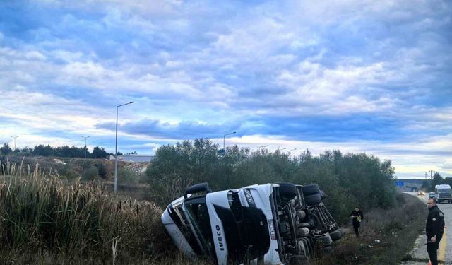 Sunta yüklü tır devrildi: 1 yaralı