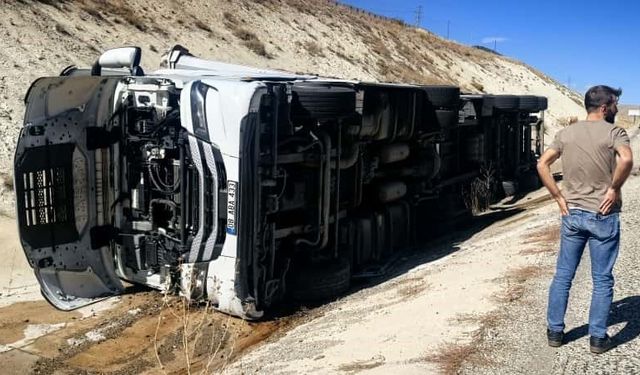 Sürücüsünün direksiyon hakimiyetini kaybettiği Tır yan devrildi