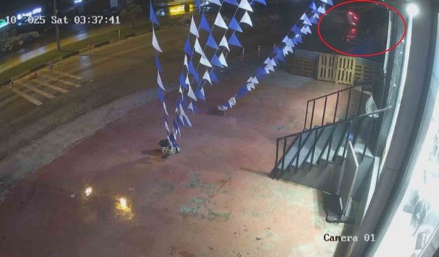 Sürücüsünün kontrolünü kaybettiği hafif ticari aracın takla atarak şarampole uçtuğu anlar kamerada