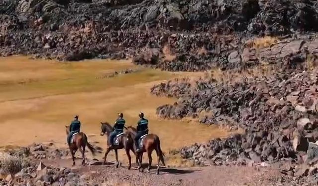 Tarihi Zeyn Kalesi’nin eteklerinde atlı jandarma devriyesi