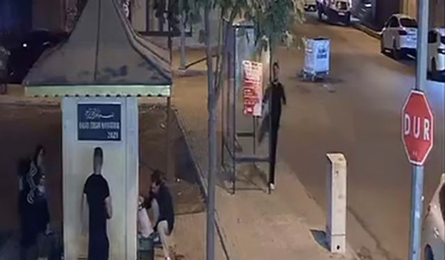 Tekmeyle otobüs durağının camını kırdı