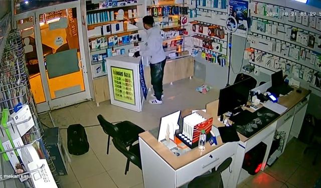 Telefoncunun camını kırıp içeri girdi: Seçerek malzeme çaldığı anlar kameraya yansıdı