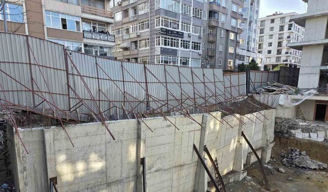 Temel kazısında kaldırım çöktü: Yol yaya ve araç trafiğine kapatıldı