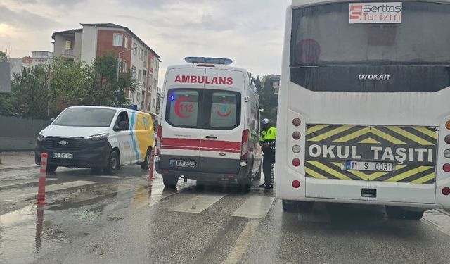 Ters istikamete dönmeye çalışan kamyonete motosiklet çarptı: 1 yaralı