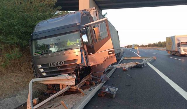 Tır, bariyerlere ok gibi saplandı