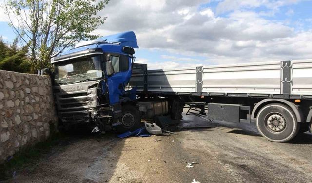 Tır istinat duvarına çarptı, kabinde sıkışan sürücüyü itfaiye kurtardı