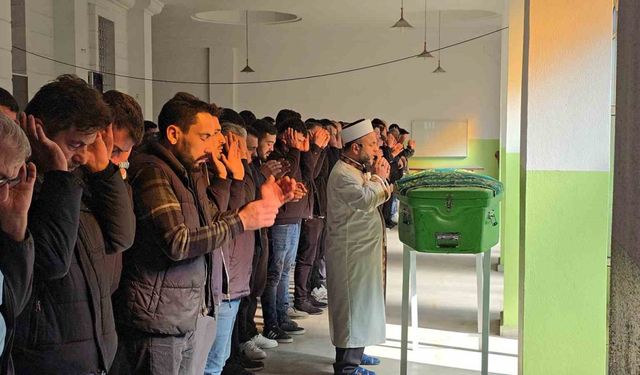 Tır kazasında hayatını kaybeden 22 yaşındaki sürücü son yolculuğuna uğurlandı