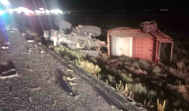 Tır traktöre bağlı tarım makinesine çarptı: 1 yaralı