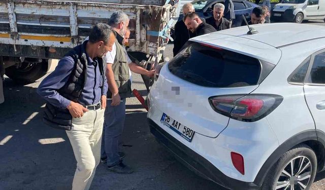 Tırın dorsesi otomobilin teker bölümüne takıldı