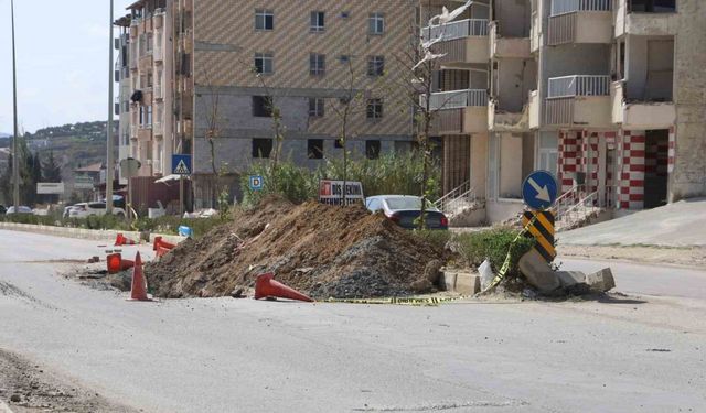 Toprak yığınına çarpan motosikletli metrelerce sürüklendi, o anlar kamerada