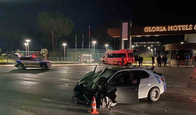 Tur minibüsü ile otomobil çarpıştı: 2 yaralı