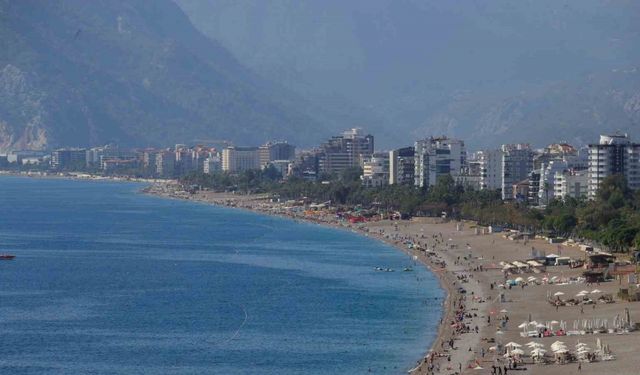 Türkiye kışı yaşarken Antalya’da yazdan kalma günler