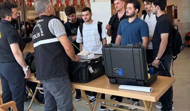 Üniversite öğrencilerine polisten bilgilendirme
