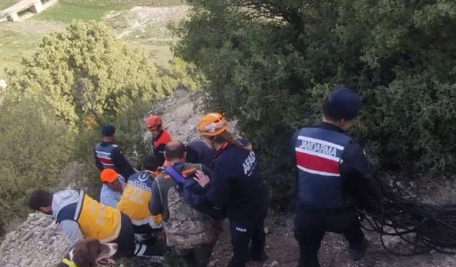 Uşak’ta dere yatağına düşen avcı yaralandı