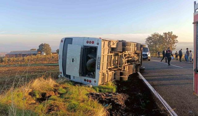 Uşak’ta tarım işçilerini taşıyan midibüs yan yattı: 23 yaralı