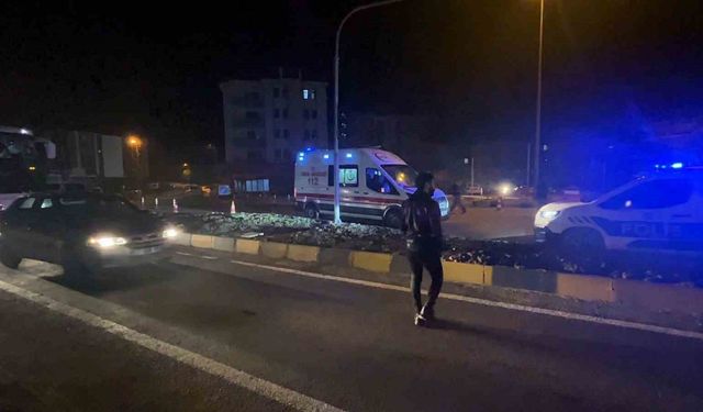 Uygulama yapan polise, araç çarptı