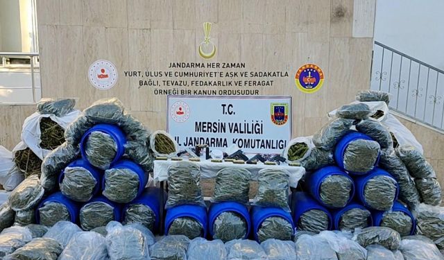 Uyuşturucu satıcılarına şafak operasyonu: Yüzlerce kilo uyuşturucu ve 5 tabanca ele geçirildi